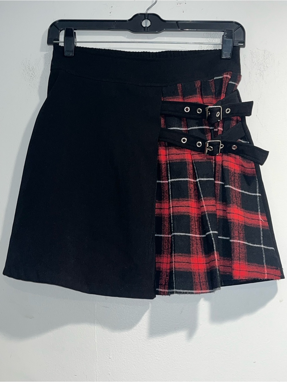 SCARLET DARKNESS Black and plaid buckle mini skirt